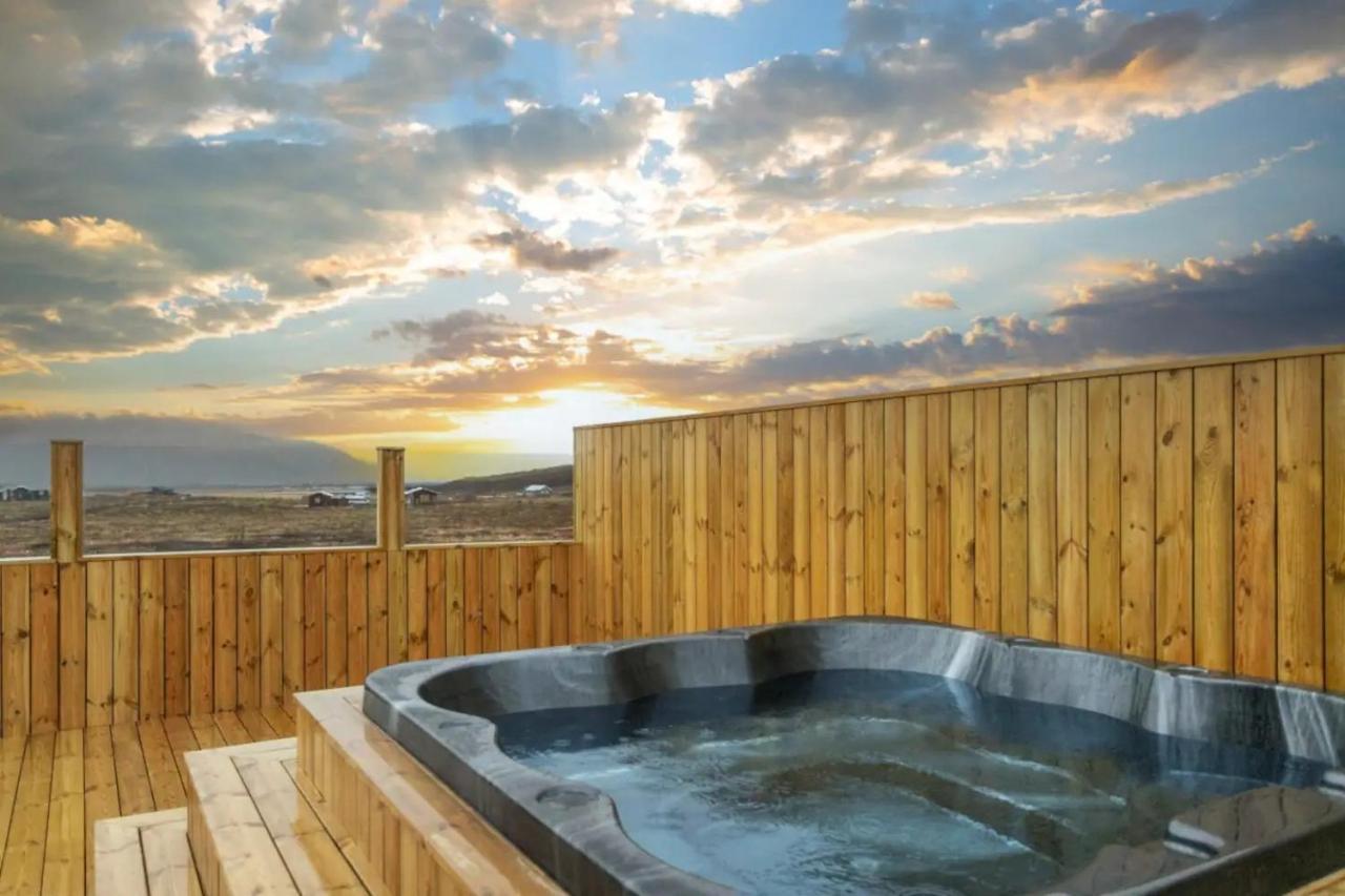 Luxury Log Home With A Hot Tub Selfoss Exterior foto